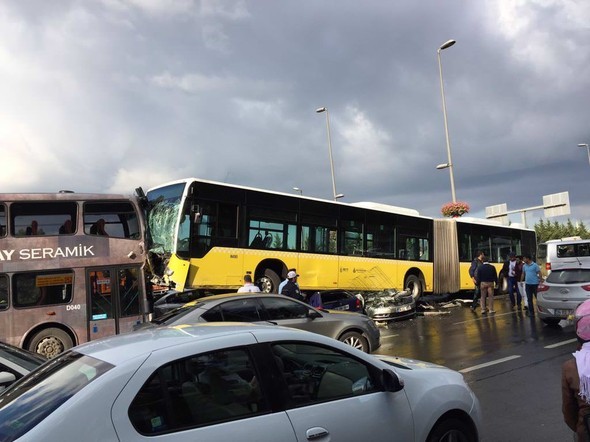 Metrobüs kazasından ilk görüntüler