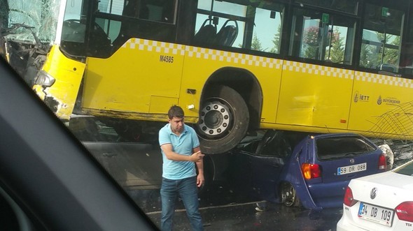 Metrobüs kazasından ilk görüntüler