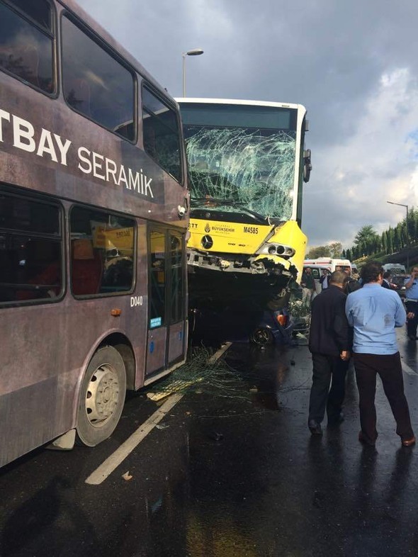 Metrobüs kazasından ilk görüntüler