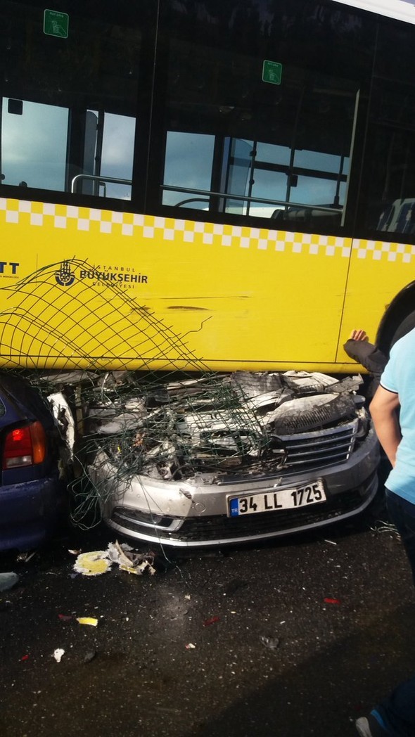 Metrobüs kazasından ilk görüntüler