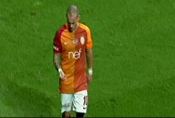 Sneijder sahaya atılan parayla bakın ne yaptı?