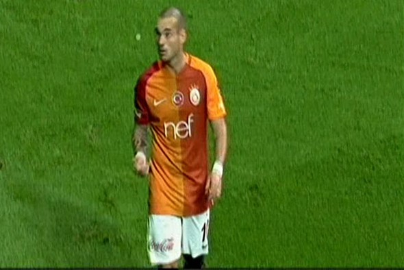 Sneijder sahaya atılan parayla bakın ne yaptı?