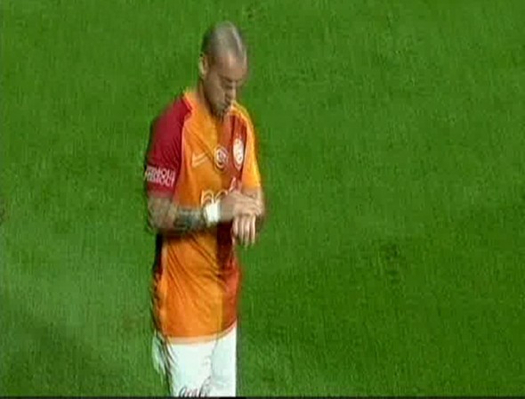 Sneijder sahaya atılan parayla bakın ne yaptı?