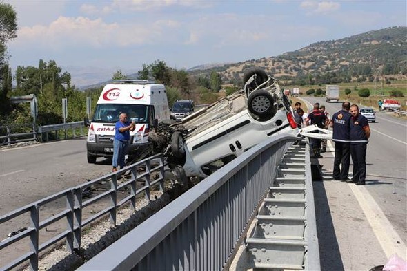 Köprüde asılı kaldı 