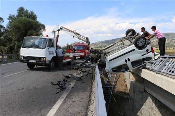 Köprüde asılı kaldı 