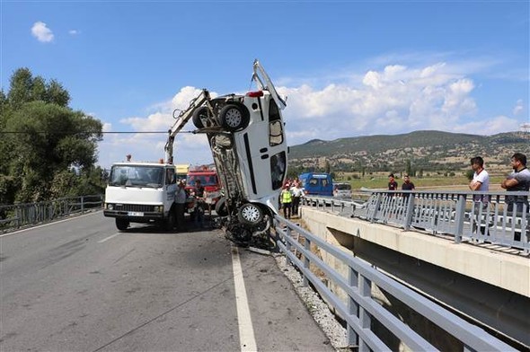 Köprüde asılı kaldı 