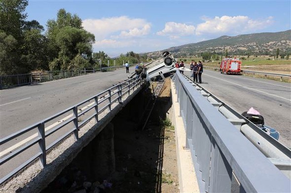 Köprüde asılı kaldı 