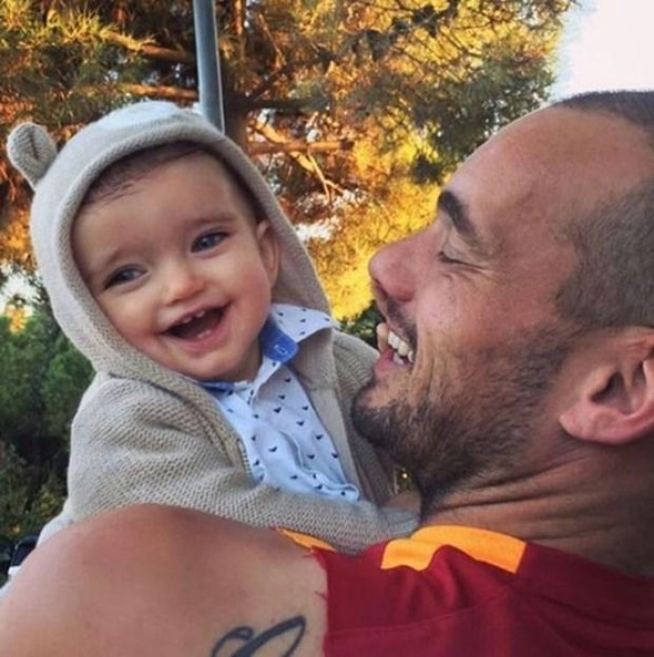 Sneijder'in oğlundan çok özel pozlar