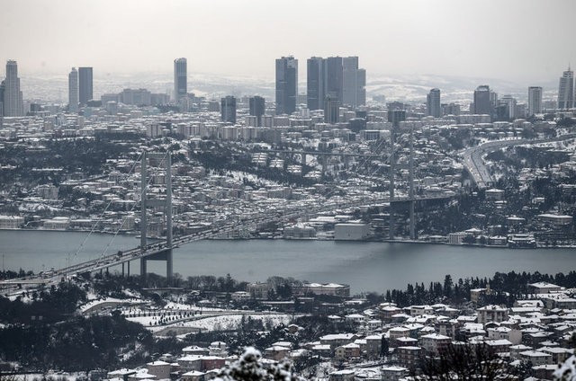 İstanbul'da lapa lapa kar yağıyor