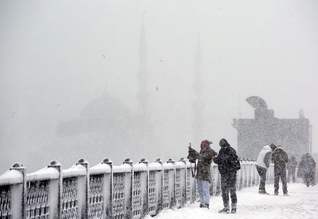 İstanbul'da lapa lapa kar yağıyor