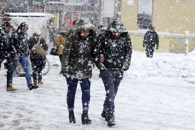 İstanbul'da lapa lapa kar yağıyor