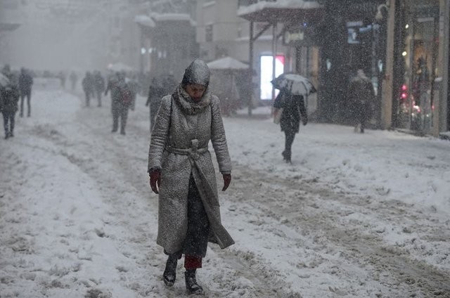 İstanbul'da lapa lapa kar yağıyor