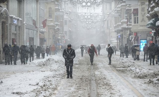 İstanbul'da lapa lapa kar yağıyor