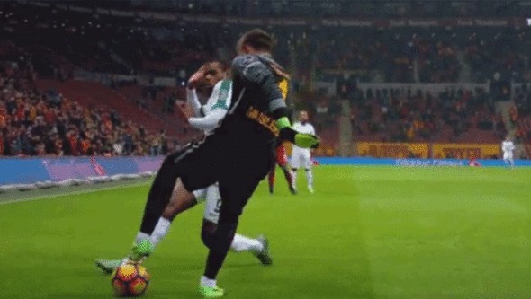 Muslera tribünleri coşturdu