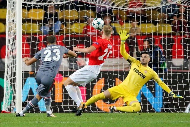 Cenk Tosun Monaco'ya attığı 2 golle sosyal medyayı salladı