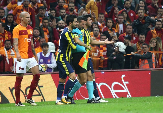 Galatasaray-Fenerbahçe derbisinde yaşanan gergin anlar