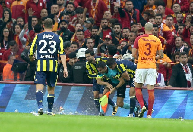 Galatasaray-Fenerbahçe derbisinde yaşanan gergin anlar