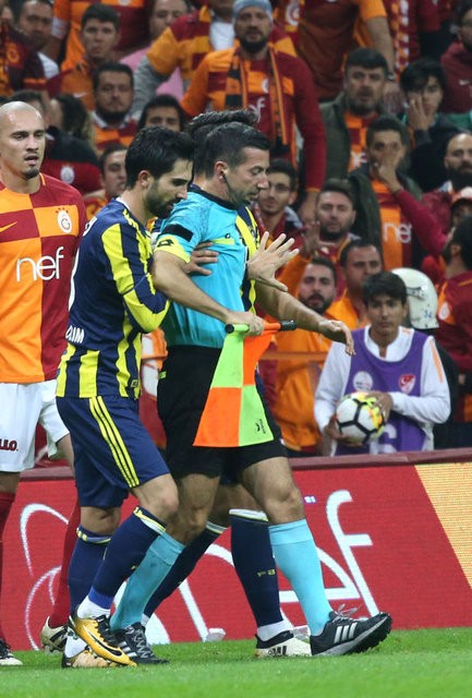 Galatasaray-Fenerbahçe derbisinde yaşanan gergin anlar