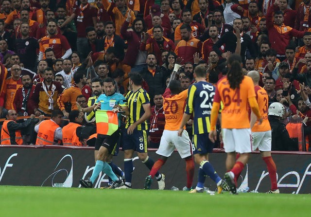 Galatasaray-Fenerbahçe derbisinde yaşanan gergin anlar