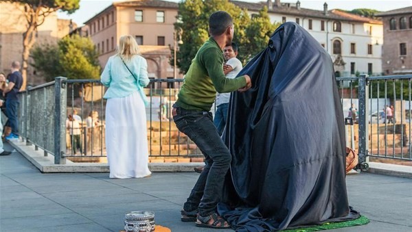 Sokağın ortasında ama o örtü altında ne oluyor kimse bilmiyor