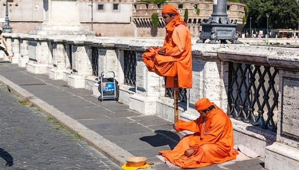 Sokağın ortasında ama o örtü altında ne oluyor kimse bilmiyor