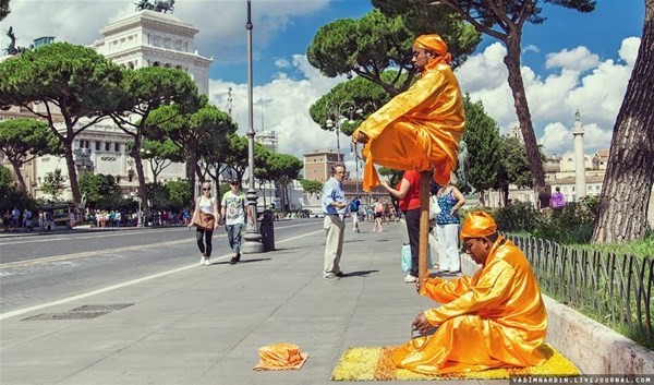 Sokağın ortasında ama o örtü altında ne oluyor kimse bilmiyor