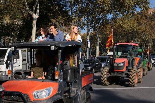 Bağımsızlık ilanının ardından Katalanlar sokaklara döküldü