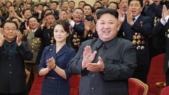 Kim Jong-un eşiyle fabrika ziyaretinde