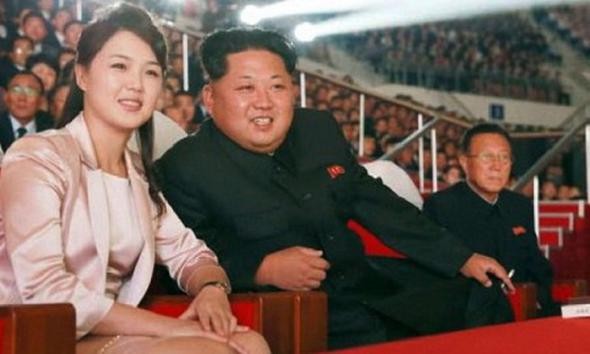 Kim Jong-un eşiyle fabrika ziyaretinde