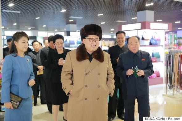 Kim Jong-un eşiyle fabrika ziyaretinde