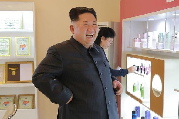 Kim Jong-un eşiyle fabrika ziyaretinde