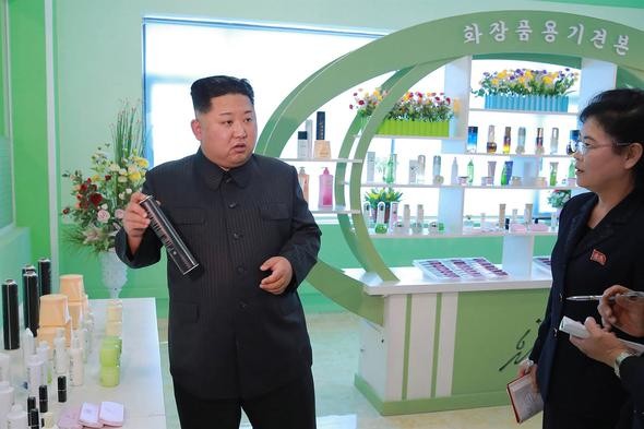 Kim Jong-un eşiyle fabrika ziyaretinde