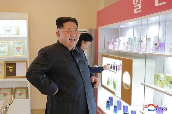 Kim Jong-un eşiyle fabrika ziyaretinde