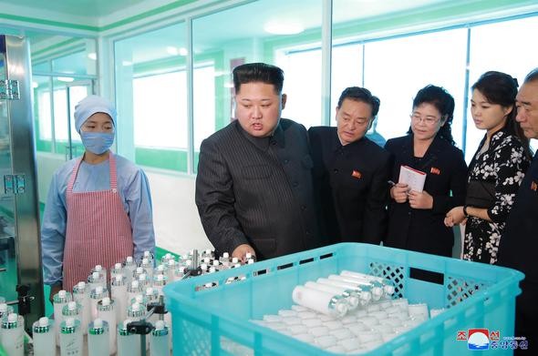 Kim Jong-un eşiyle fabrika ziyaretinde