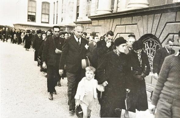 Atatürk'ün cenaze töreni görüntüleri: Bir millet kurtarıcısına ağlıyor