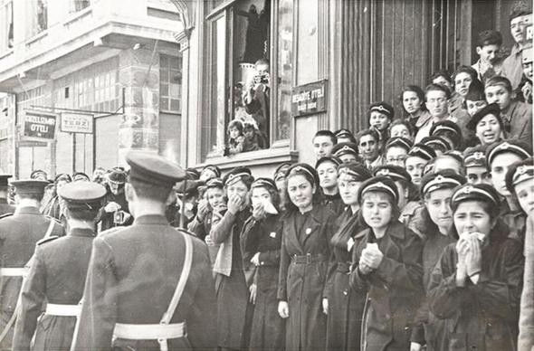 Atatürk'ün cenaze töreni görüntüleri: Bir millet kurtarıcısına ağlıyor