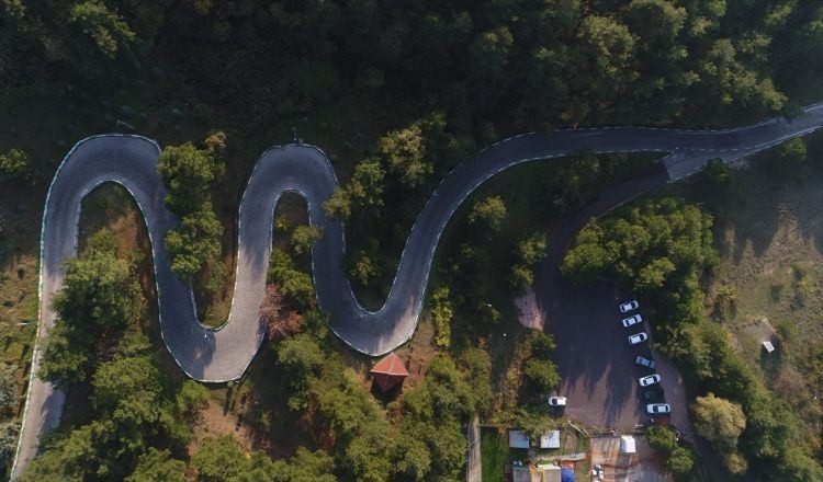 Burası Türkiye! Yılan değil karayolu