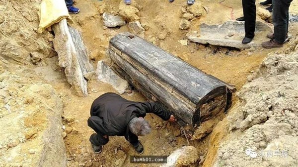 Yol çalışması yapılırken tabut çıktı! 100 yıllık tabutun İçinden kemik çıkması beklenirken...