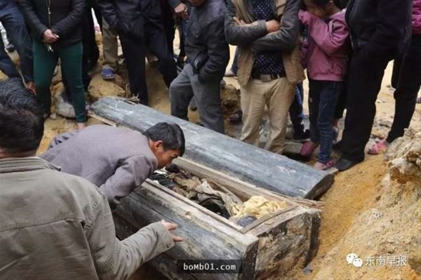 Yol çalışması yapılırken tabut çıktı! 100 yıllık tabutun İçinden kemik çıkması beklenirken...