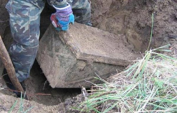 Yol çalışması yapılırken tabut çıktı! 100 yıllık tabutun İçinden kemik çıkması beklenirken...