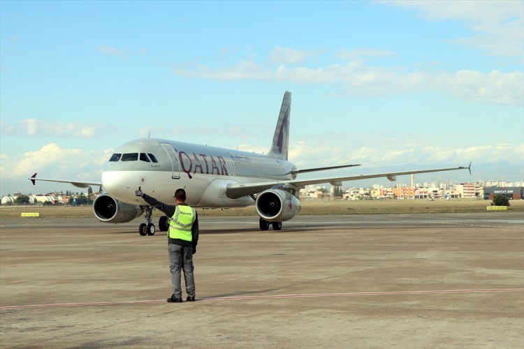 Katar'dan Adana'ya gelen ilk uçak törenle karşılandı