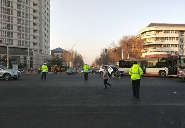 Çin'de gökdelende yangın paniği! Ölü ve yaralılar var