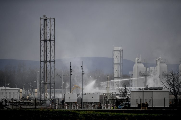 Avusturya'daki  doğalgaz patlamasından ilk görüntüler! Arabalar bile eridi...