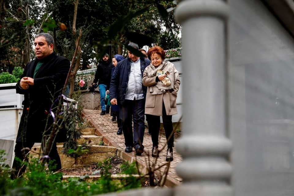 Berna Yılmaz oğlunun mezarının başında