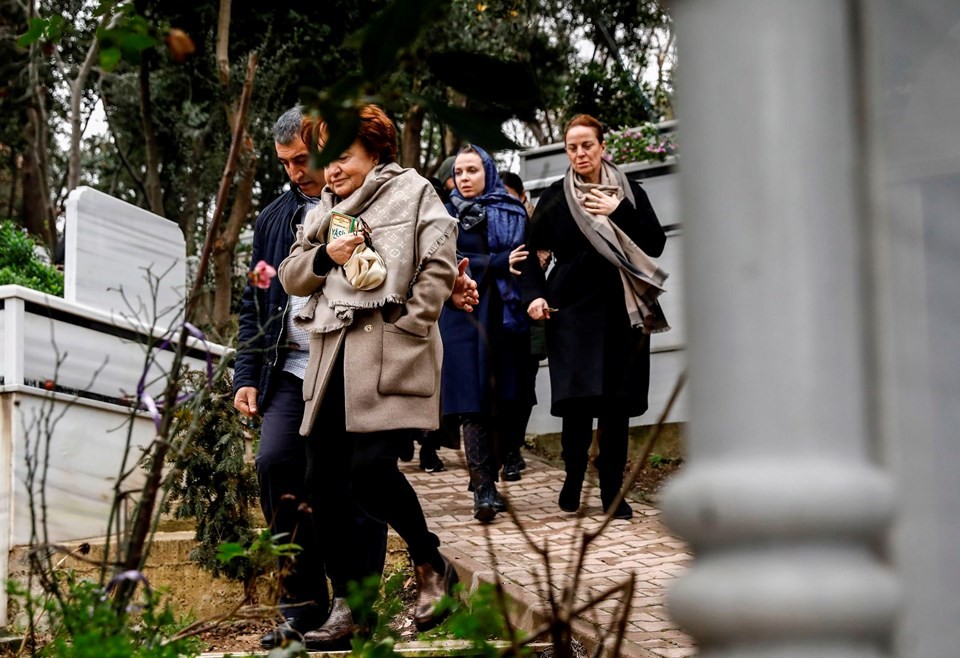 Berna Yılmaz oğlunun mezarının başında