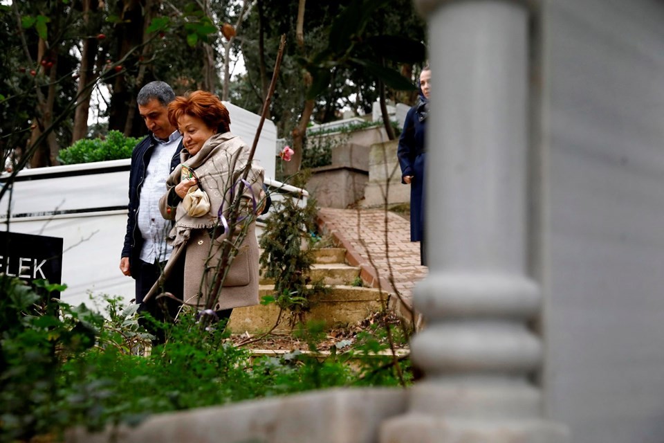 Berna Yılmaz oğlunun mezarının başında