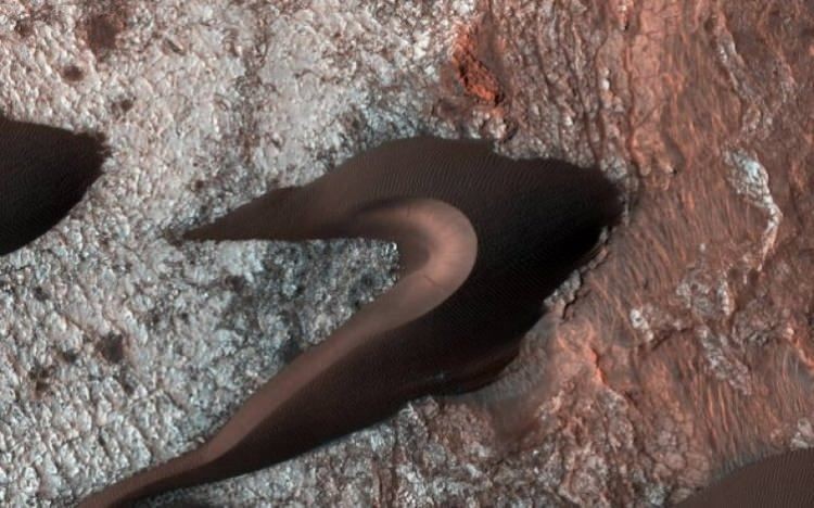 NASA Mars'ta yüksek çözünürlükte çekmiş olduğu fotoğrafları yayınladı