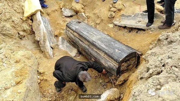 Yeni taşındığı evinin arka bahçesinde buldu...