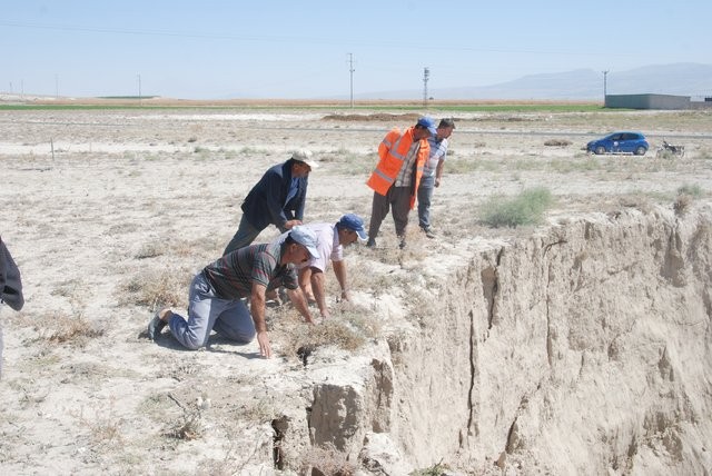 Konya'da oluşan dev obruklar köylüleri tedirgin ediyor