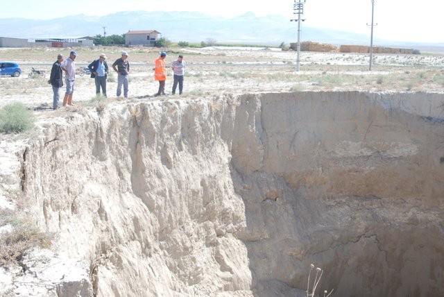 Konya'da oluşan dev obruklar köylüleri tedirgin ediyor